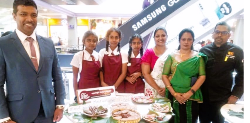 කිතුලෙන් රස මැවූ  අපේ දැරියෝ.....